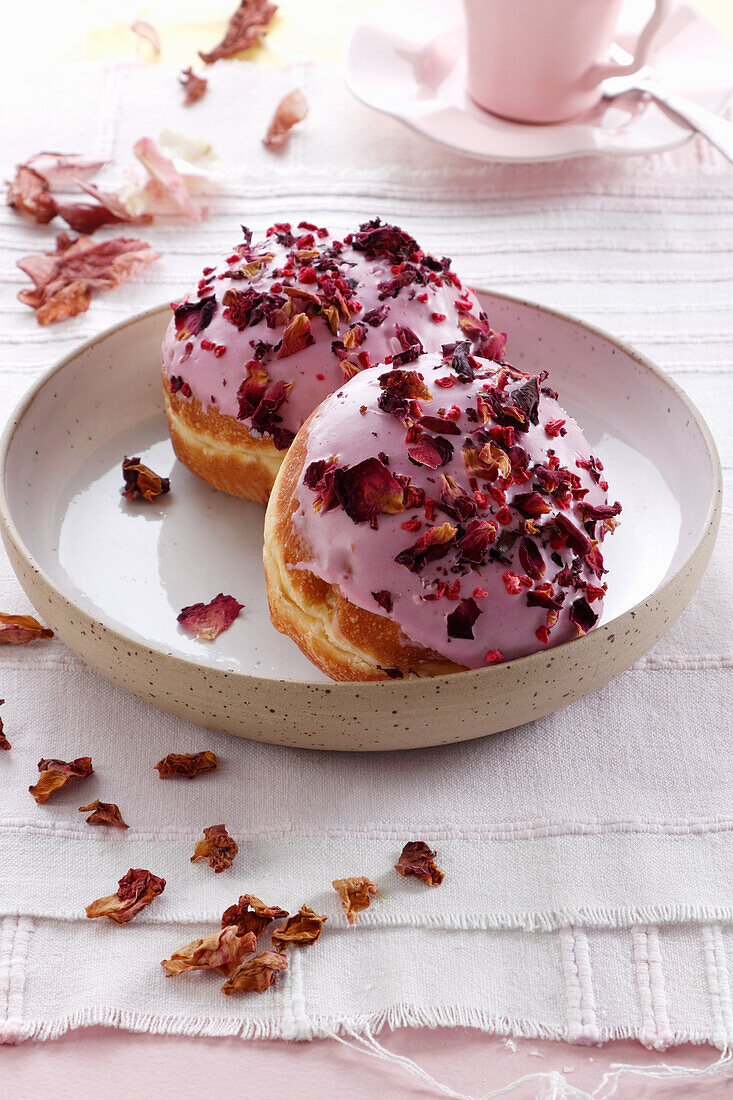 Krapfen mit Rosenfüllung und getrockneten Blütenblättern