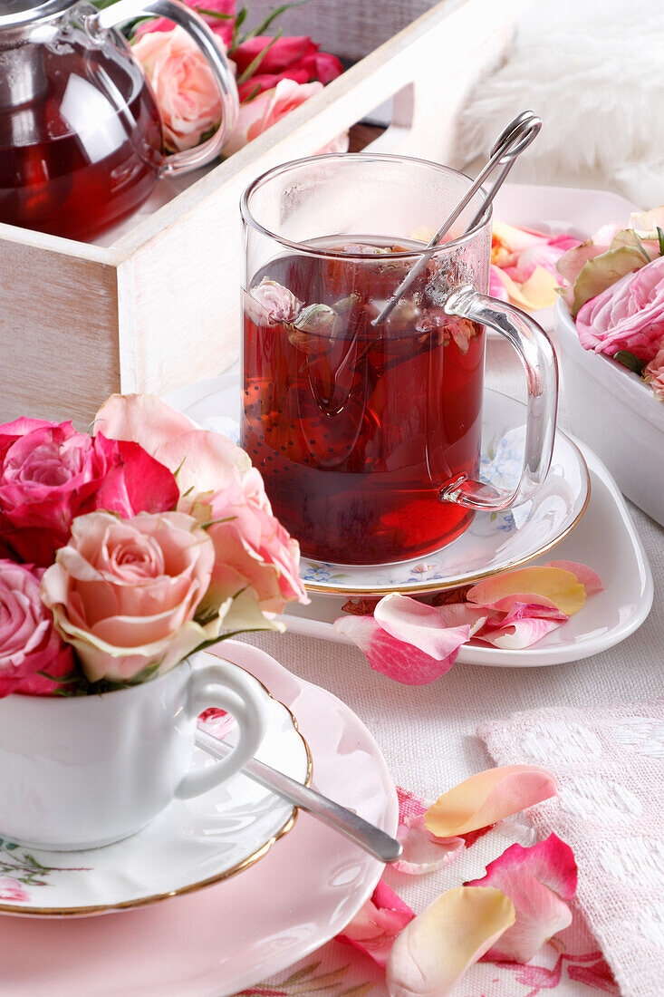 Tee aus Trockenfrüchten und Blüten