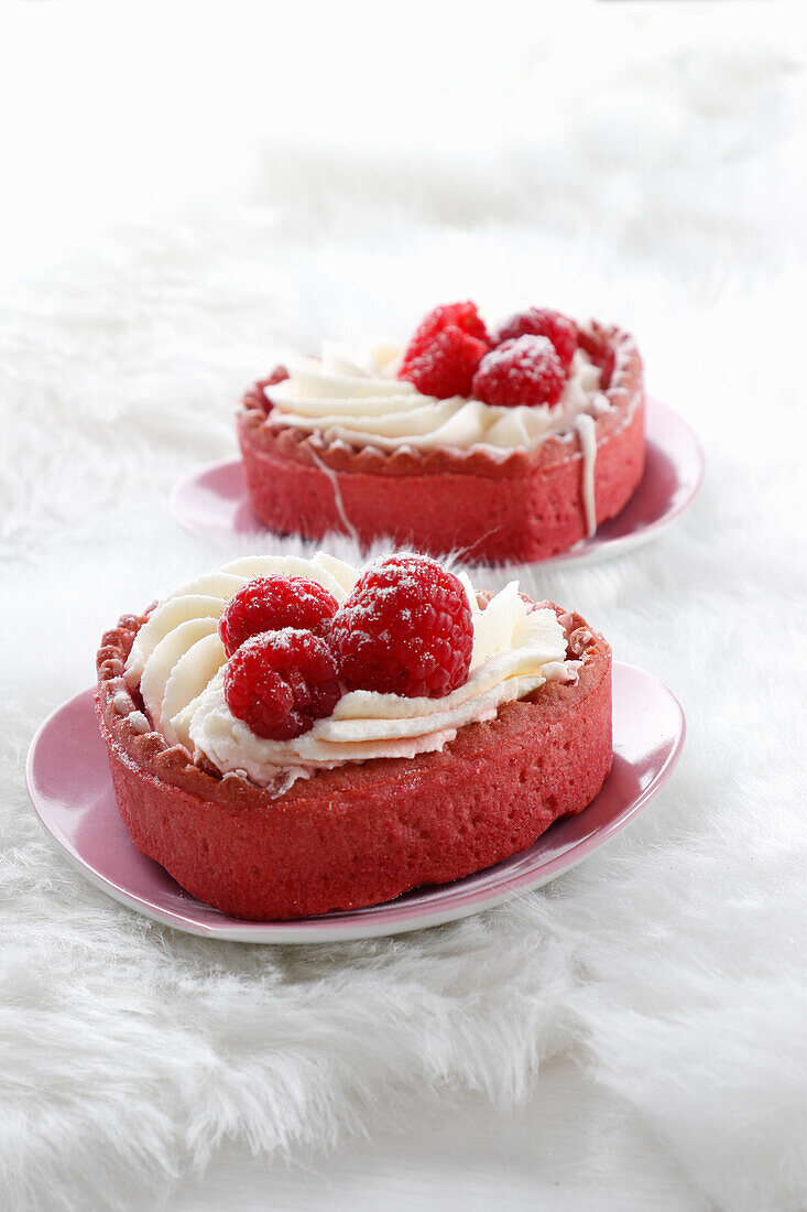 Herzförmiges Törthchen mit Mascarpone und Himbeeren