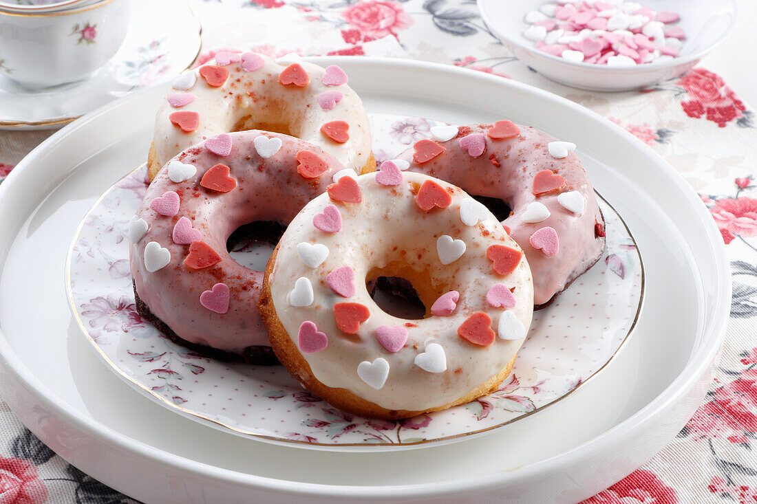 Donuts mit herzförmigen Zuckerstreuseln