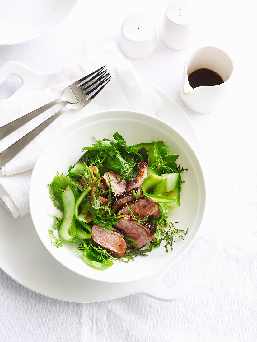 Grüner Salat mit Pekingente