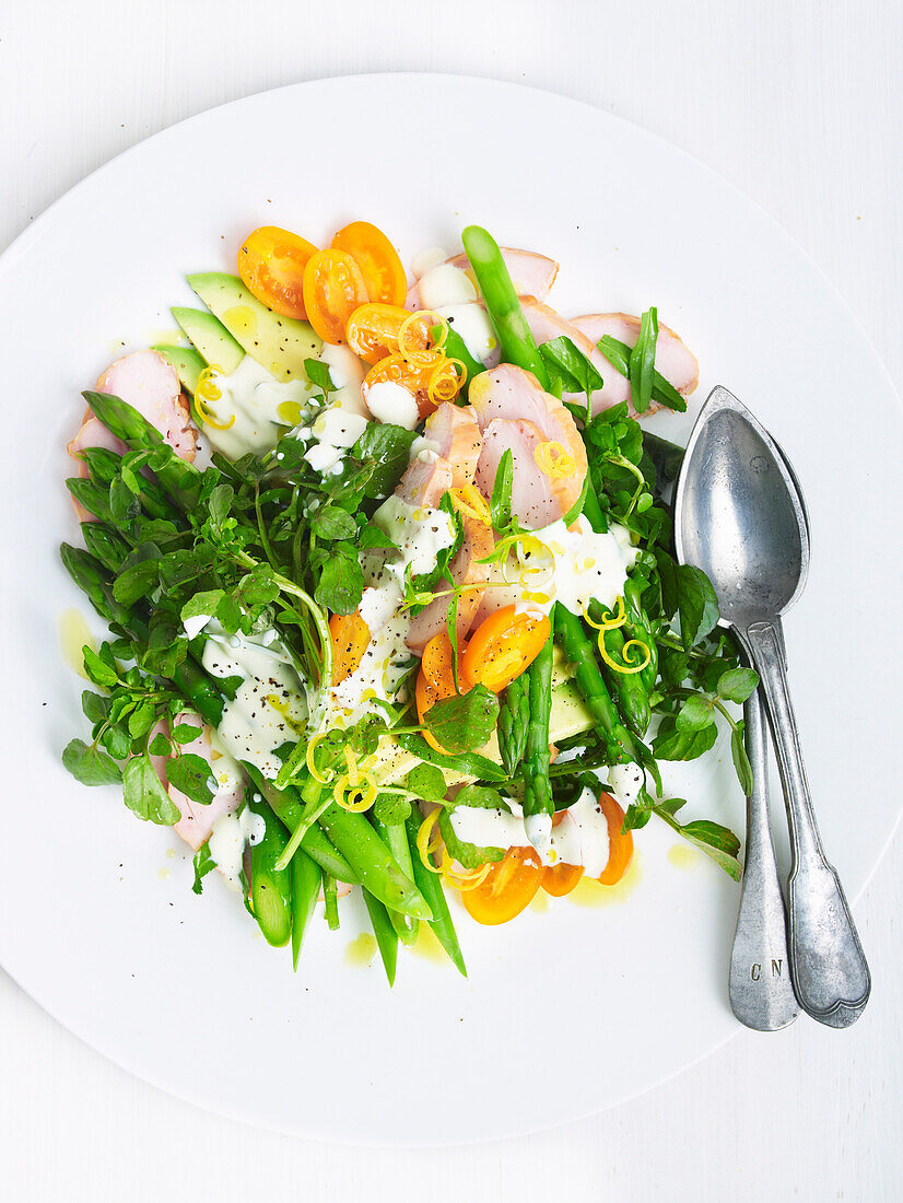 Salat mit Spargel, geräuchertem Hähnchen und Buttermilchdressing