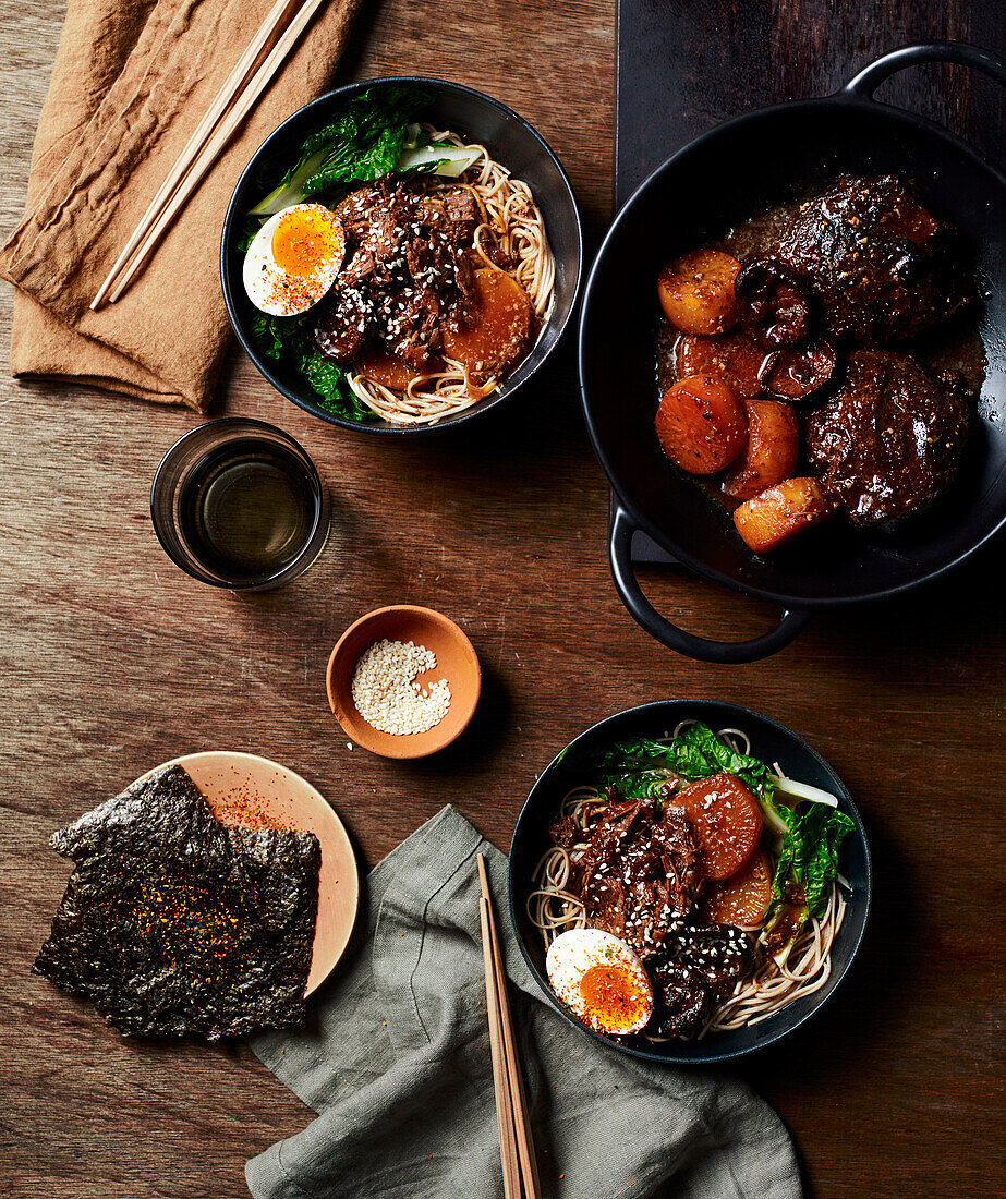 In Miso geschmorte Rinderbäckchen mit Daikon und Soba-Nudeln