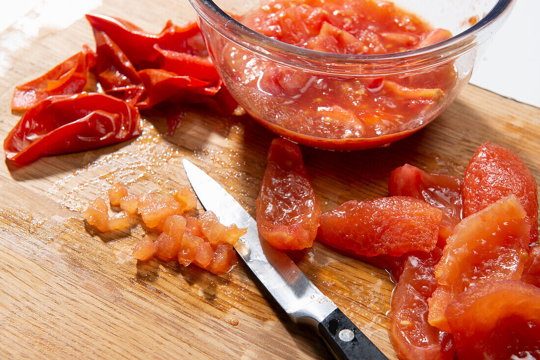 Tomaten häuten und kleinschneiden