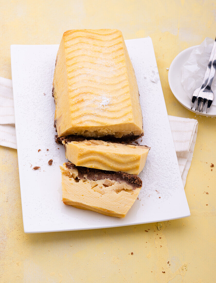 Veganer Apfel-Quark-Kuchen mit Schokoboden