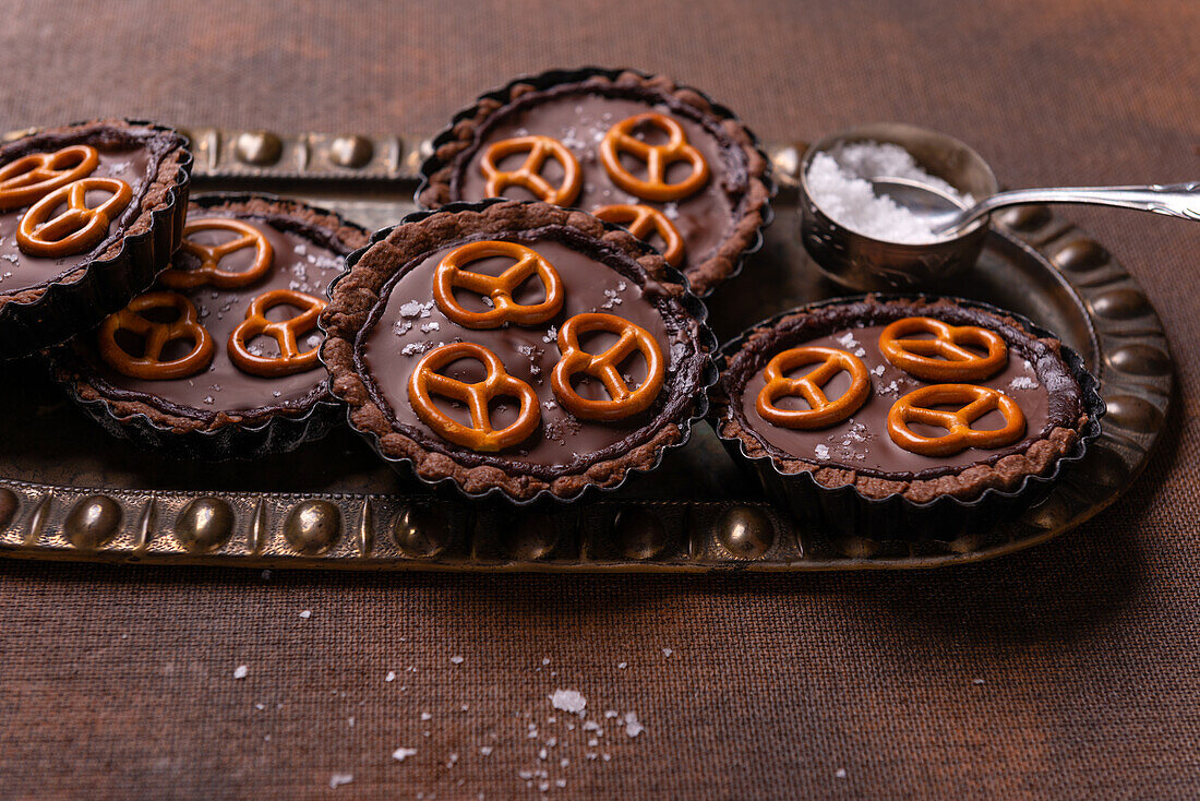 Vegan chocolate tartlets with salted pretzels