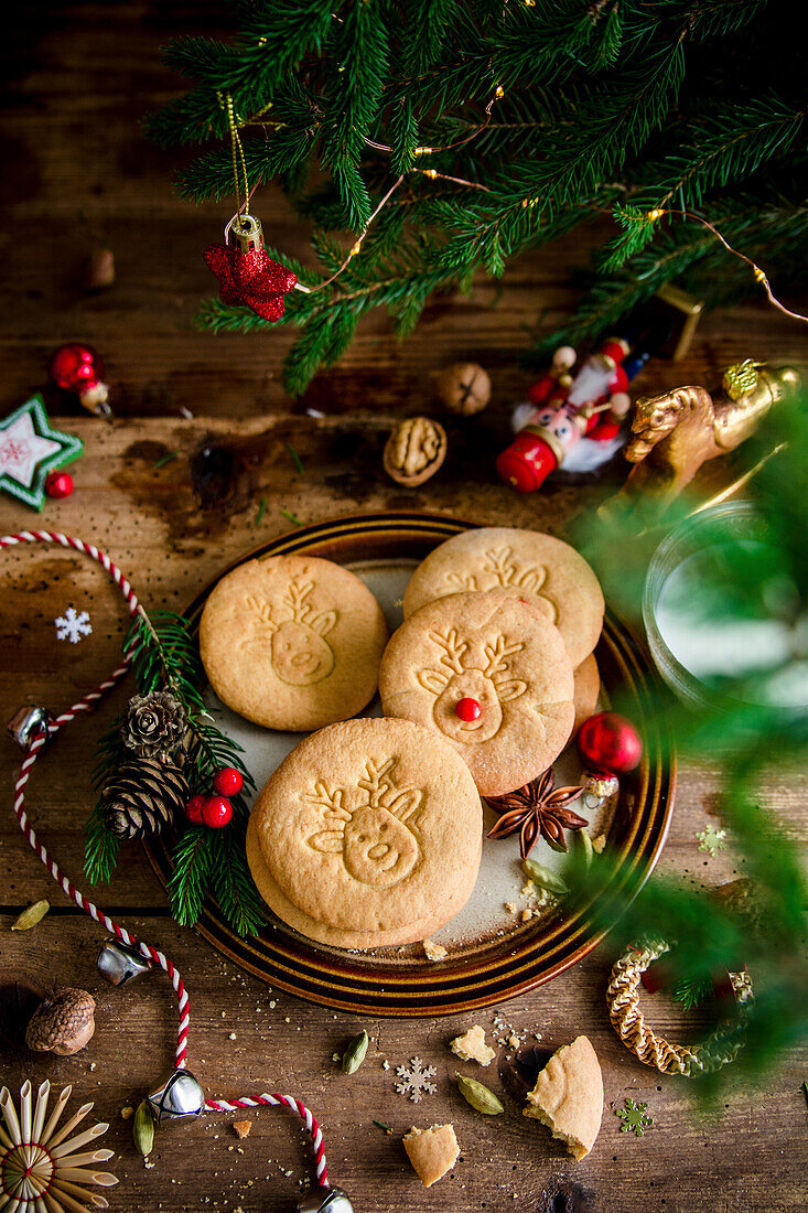 Christmas biscuits with cardamom