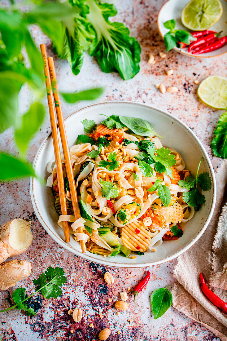 Pad Thai mit Reisnudeln und Gemüse