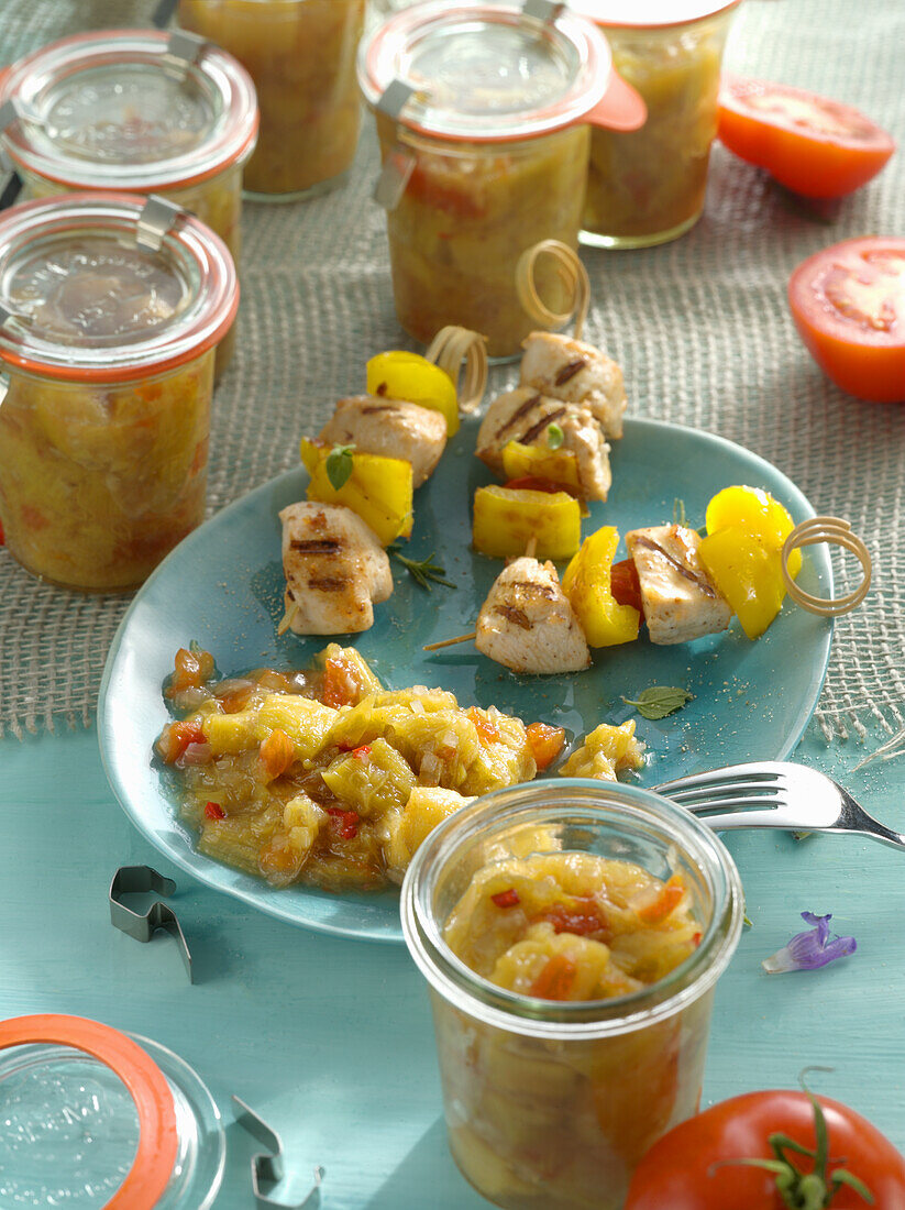 Hähnchenspieße mit Rhabarber-Tomaten-Chutney