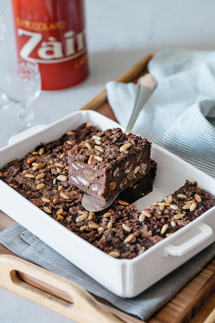 Schokoladen-Brot-Kuchen mit Pinienkernen