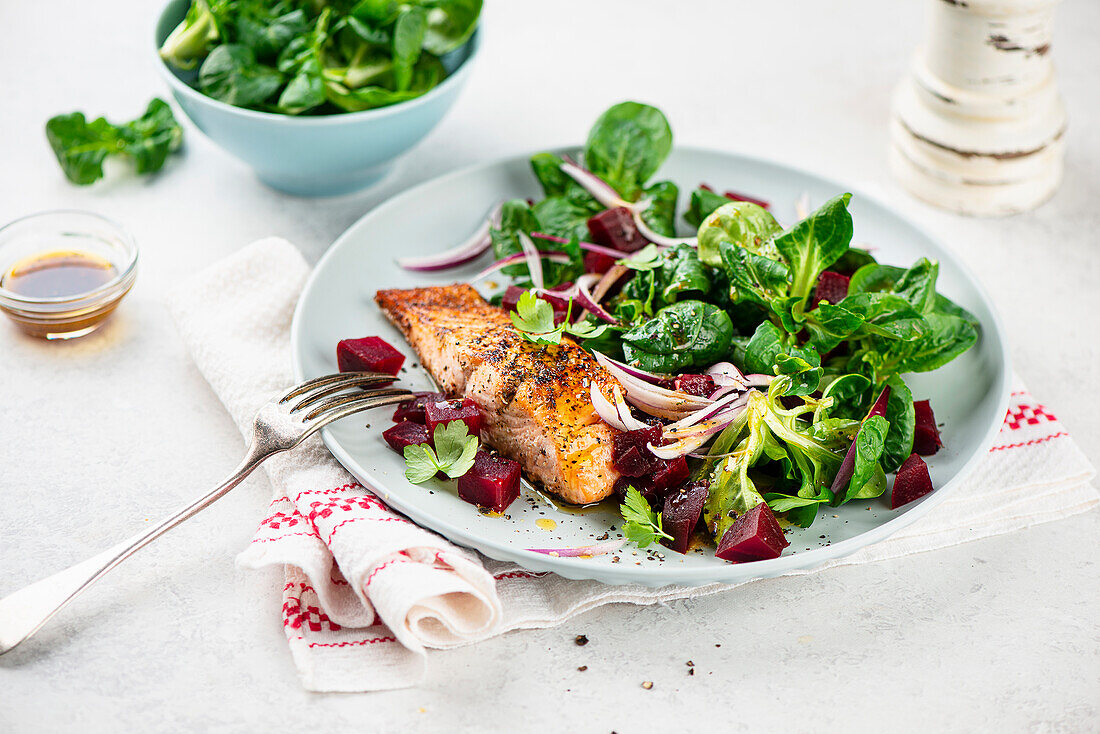 Gebratener Lachs mit Feldsalat und Rote Bete