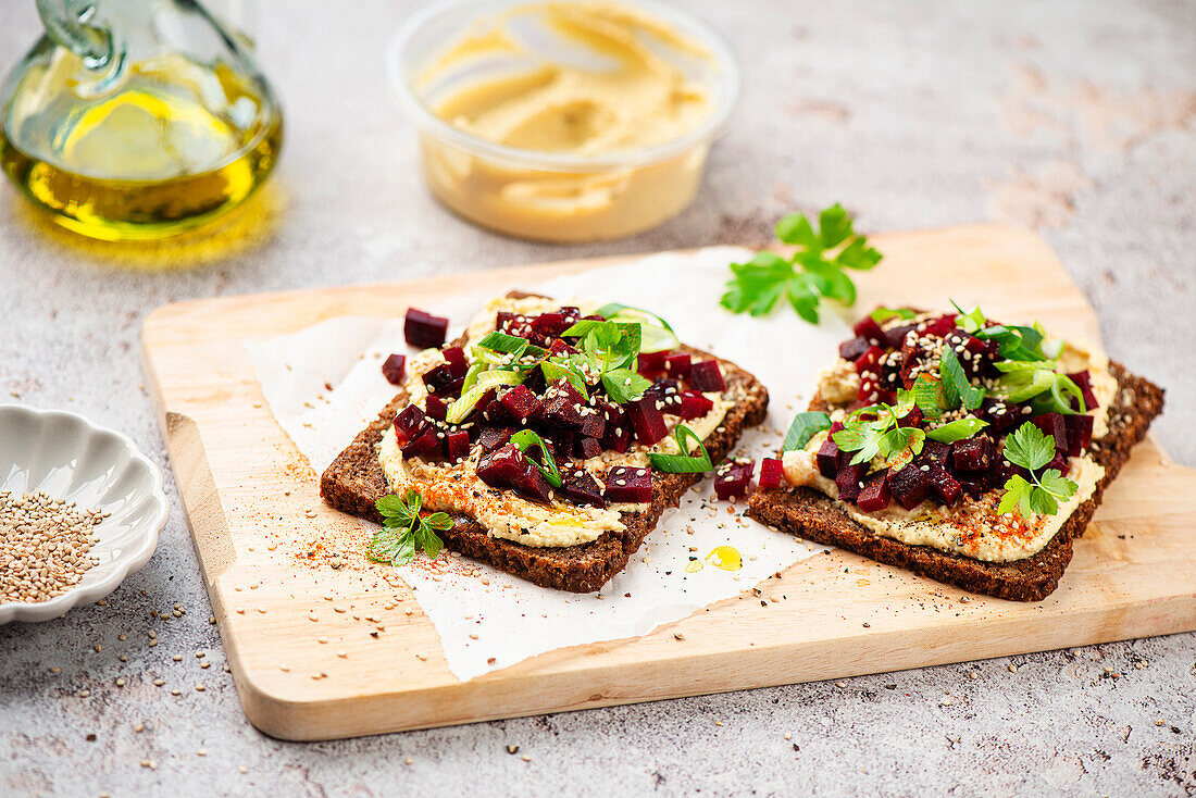 Brot mit Hummus und Rote-Bete-Tatar