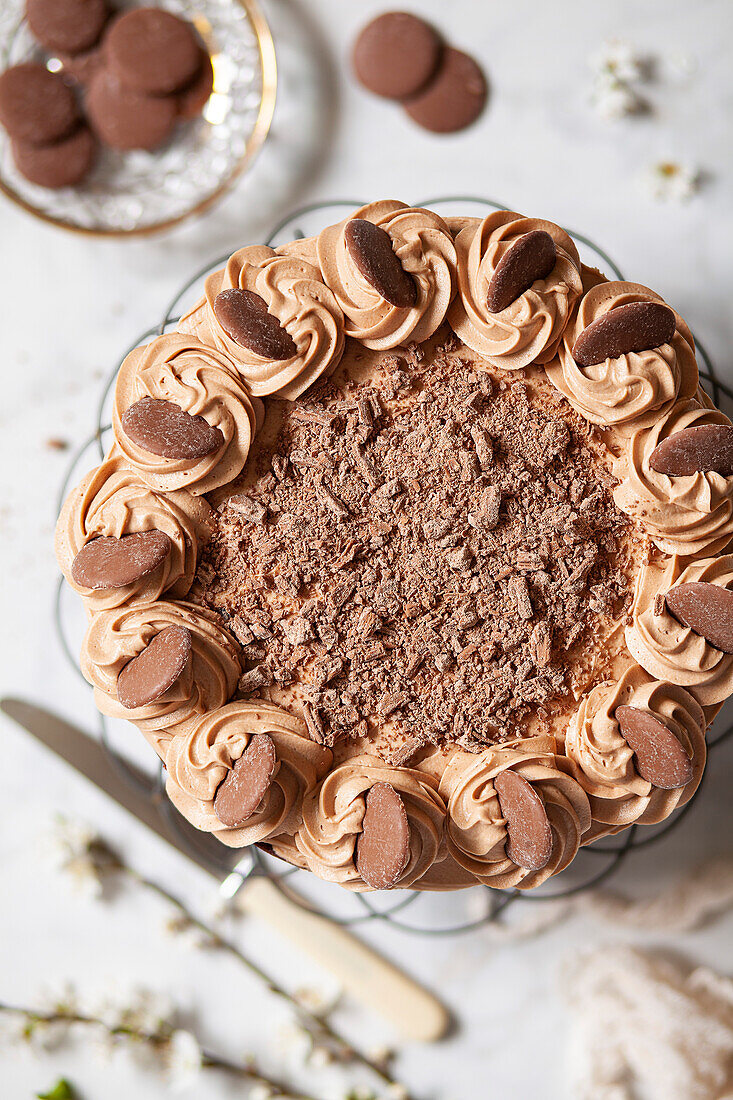 Biskuittorte mit Schokoladenbuttercreme und Schokotalern