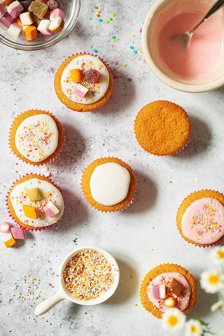 Fairy Cakes dekoriert mit Glasur, Süßigkeiten und Liebesperlen