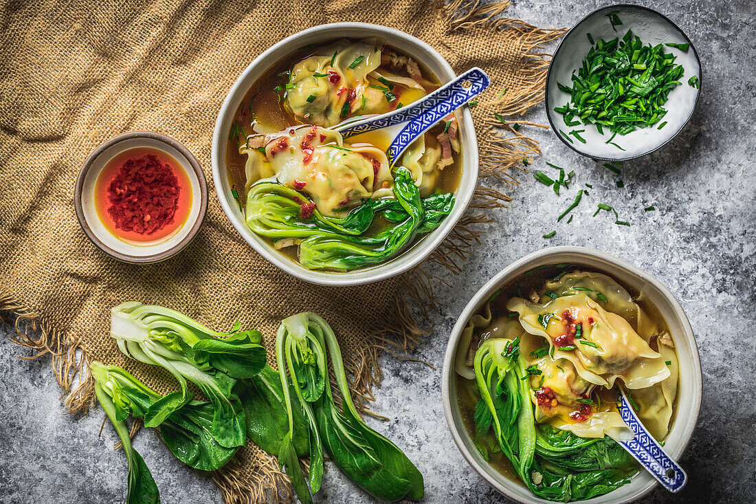 Wan-Tan-Suppe mit Pak Choy