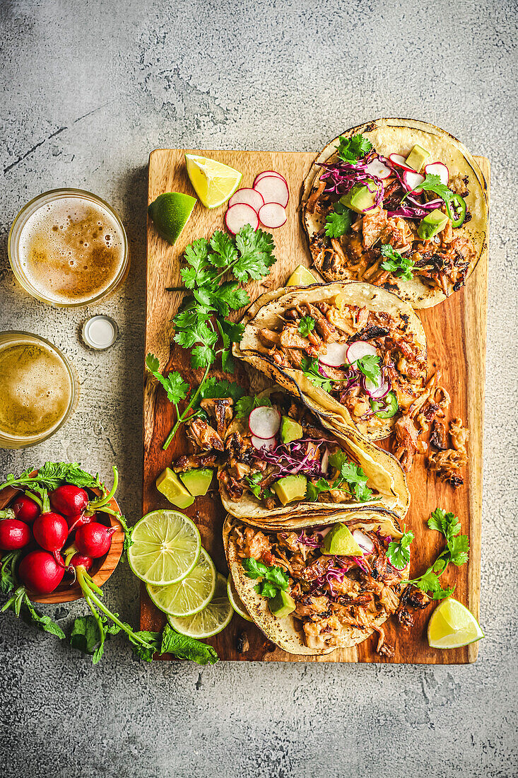 Tacos mit Pulled Pork, Radieschen, Limette und Kräutergarnitur