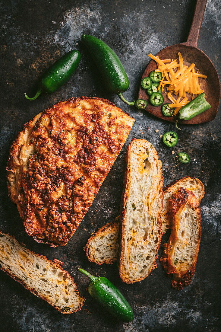 Brot mit Jalapeno und geriebenem Cheddar