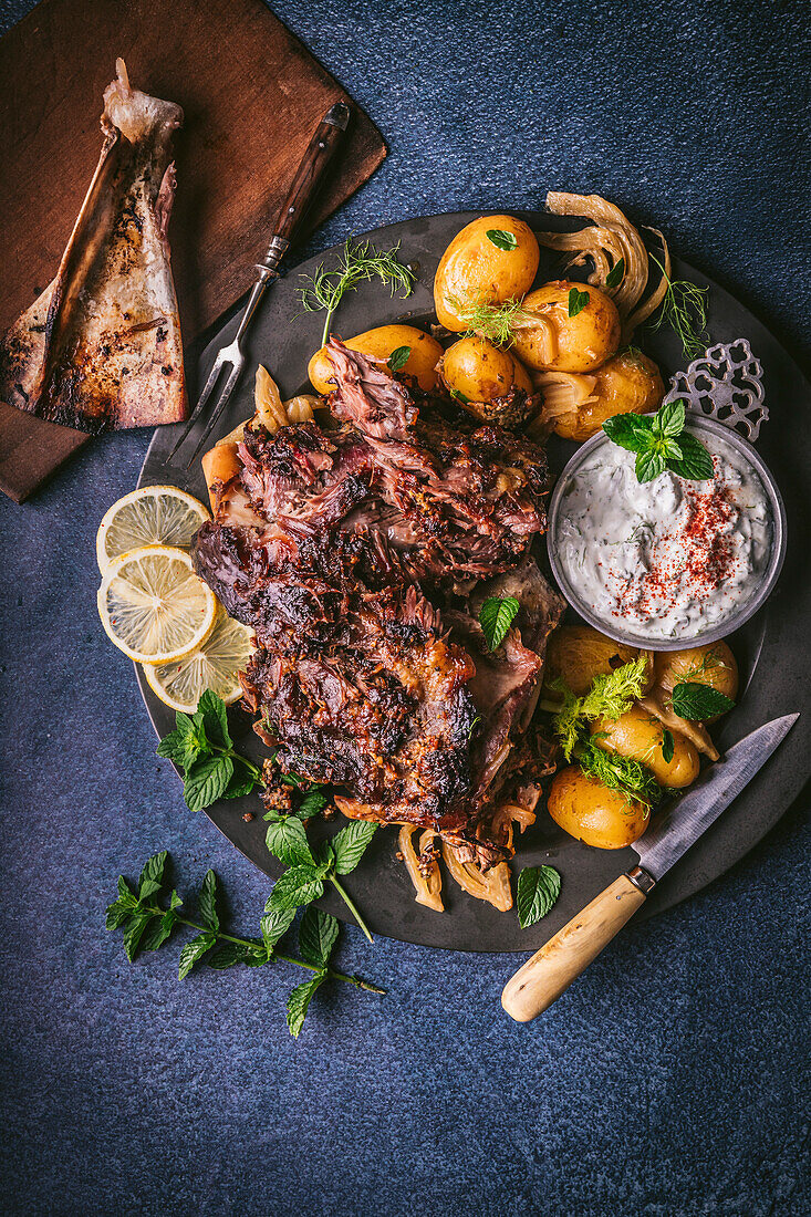 Shredded Lamb mit Salzkartoffeln und Joghurtdip