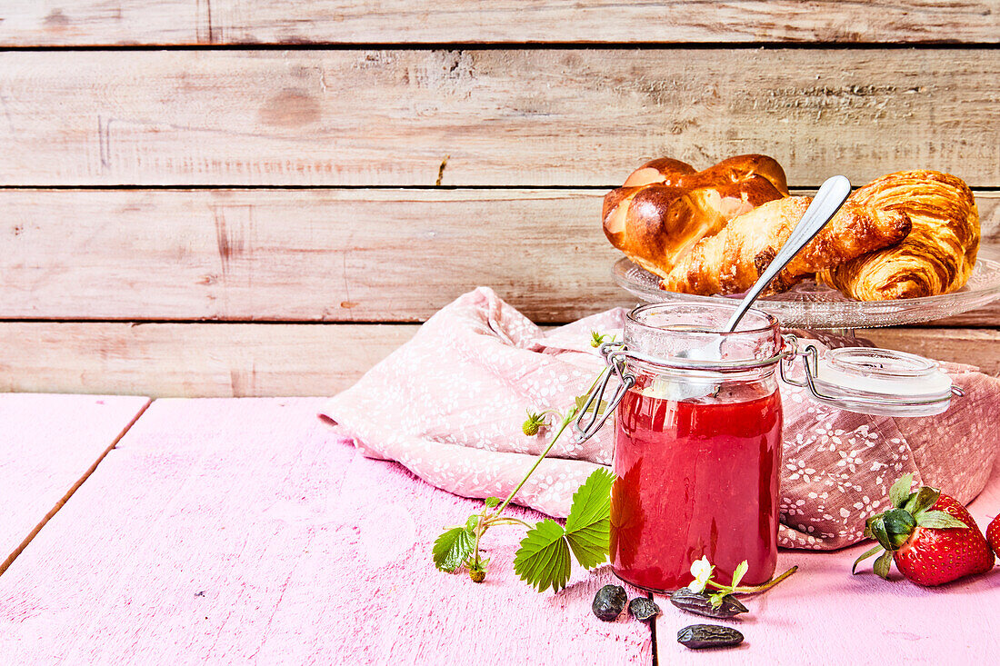 Strawberry and tonka bean spread