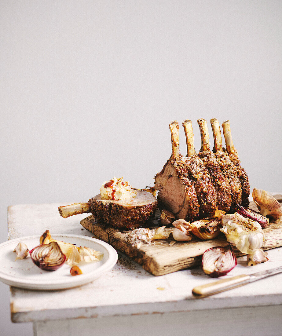 Beef rib roast with spiced salt and onions