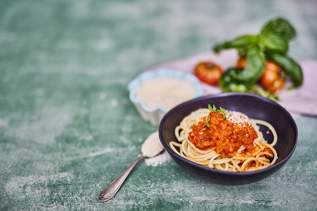 Spaghetti mit Gemüsebolognese und Parmesan