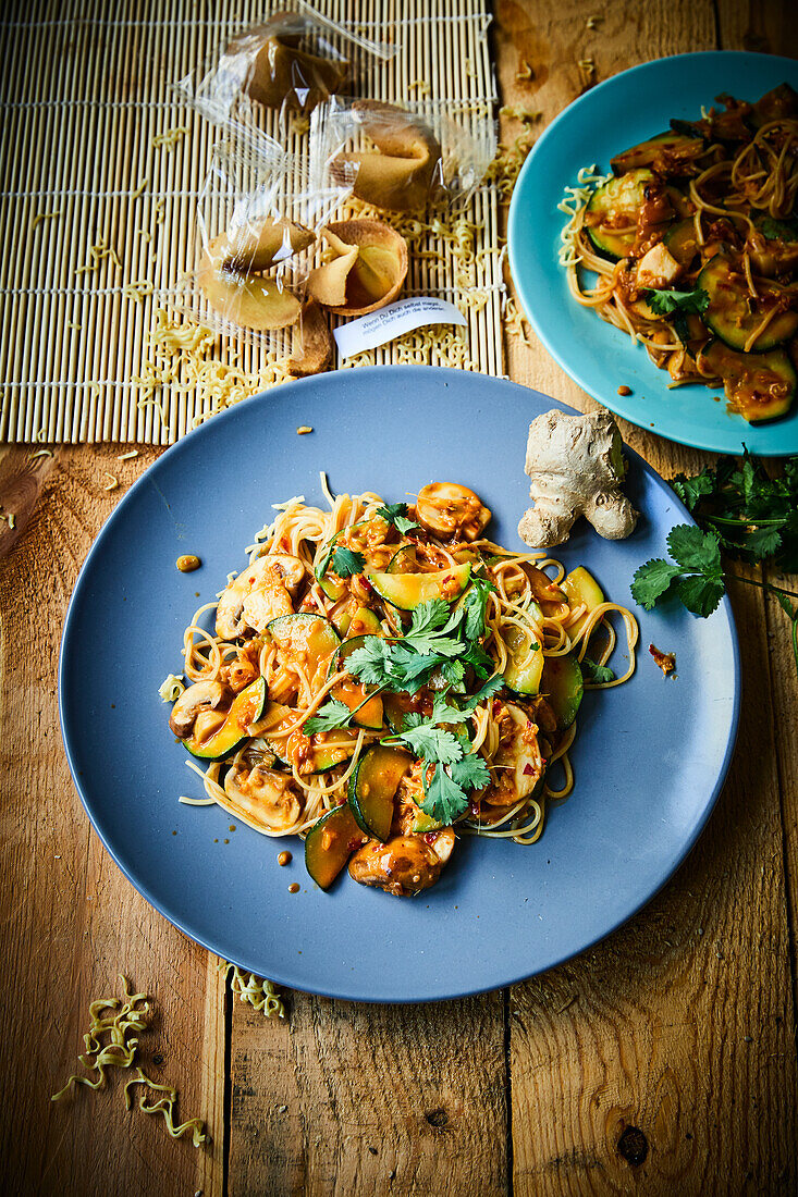 Eiernudeln mit Zucchini und Erdnusssauce