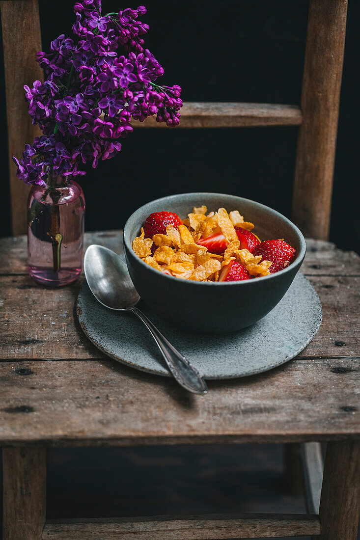 Cornflakes mit frischen Erdbeeren