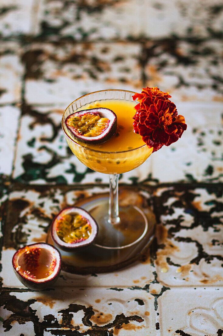 Passionsfrucht-Martini mit Ringelblume