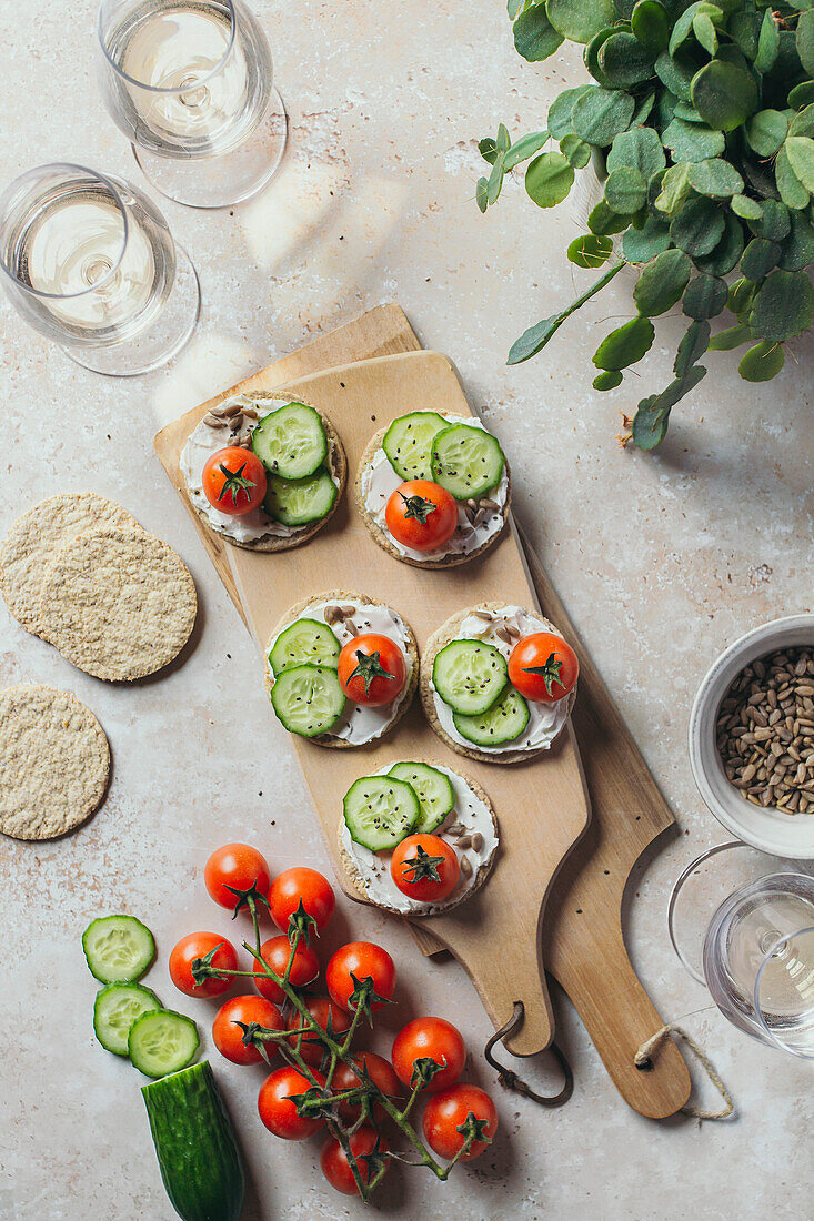 Hafertaler mit Frischkäse, Gurken und Kirschtomaten