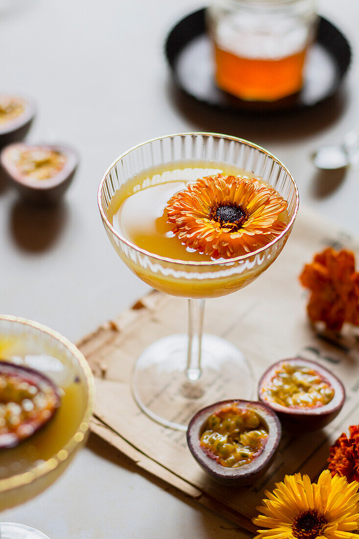 Passionsfrucht-Martini mit essbarer Blume