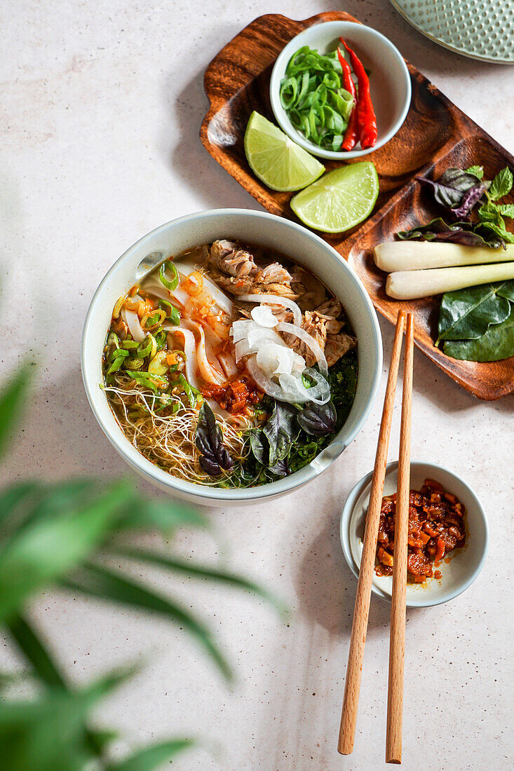 Bun Bo Hue, Bun Bo (scharfe, vietnamesische Rindfleisch-Nudelsuppe)