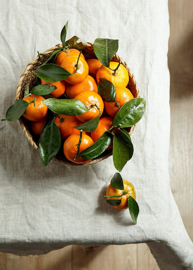 Fresh mandarins with leaves in a bowl