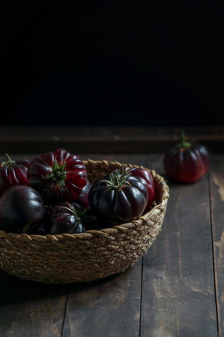Violette Tomaten in einem Weidenkorb
