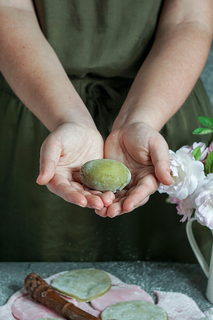 Mochi (japanisches Dessert) mit Matcha-Pulver und Kirschen zubereiten