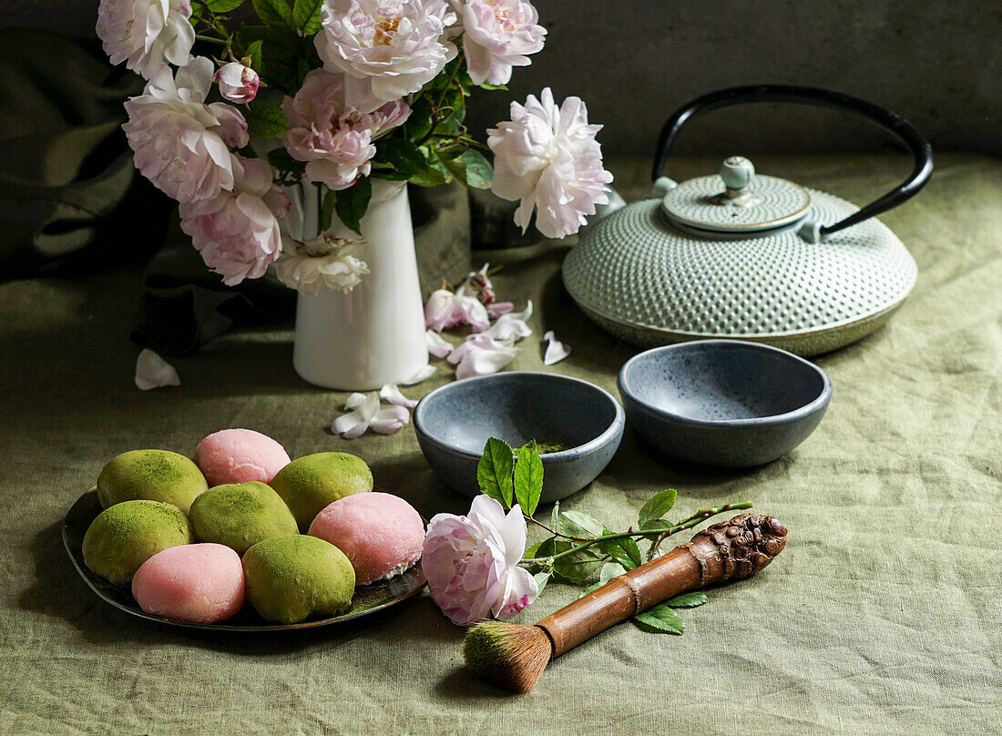 Mochi (japanisches Dessert) mit Matcha-Pulver und Kirschen zubereiten