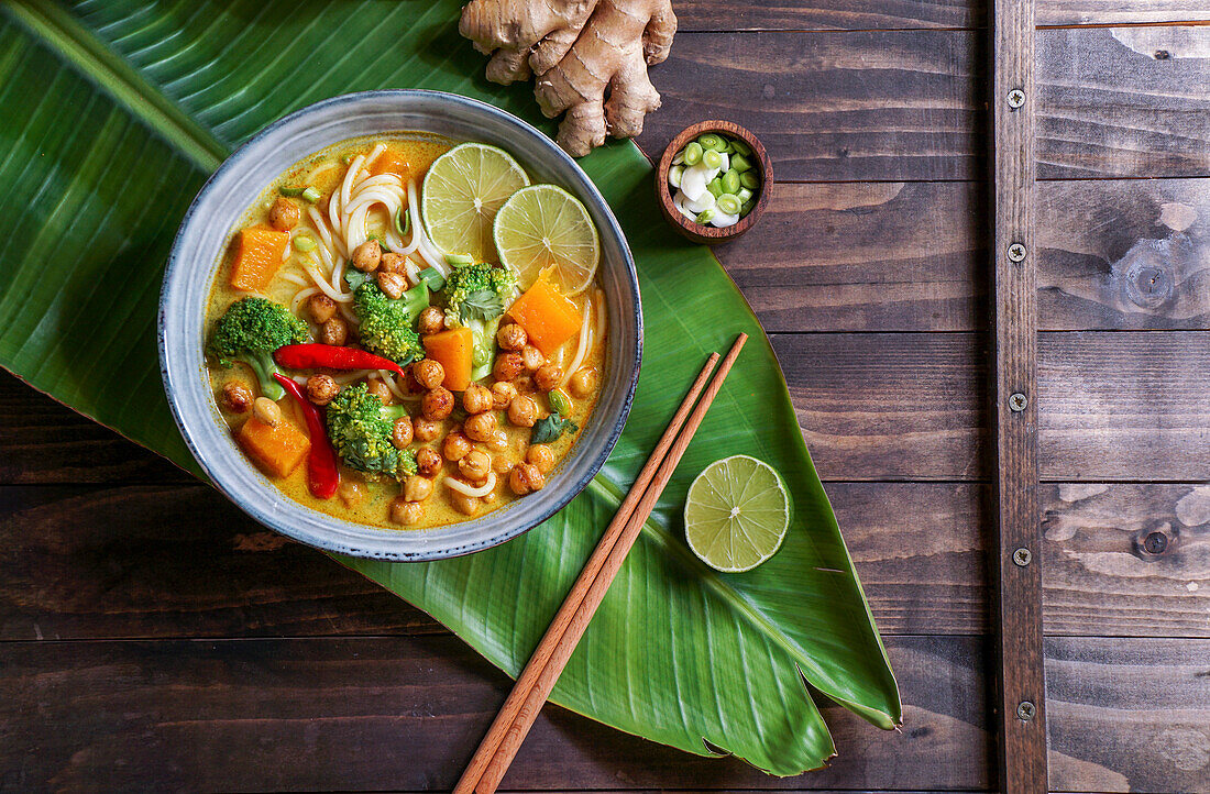 Laksa-Nudelsuppe mit Kürbis und Brokkoli (Thailand)