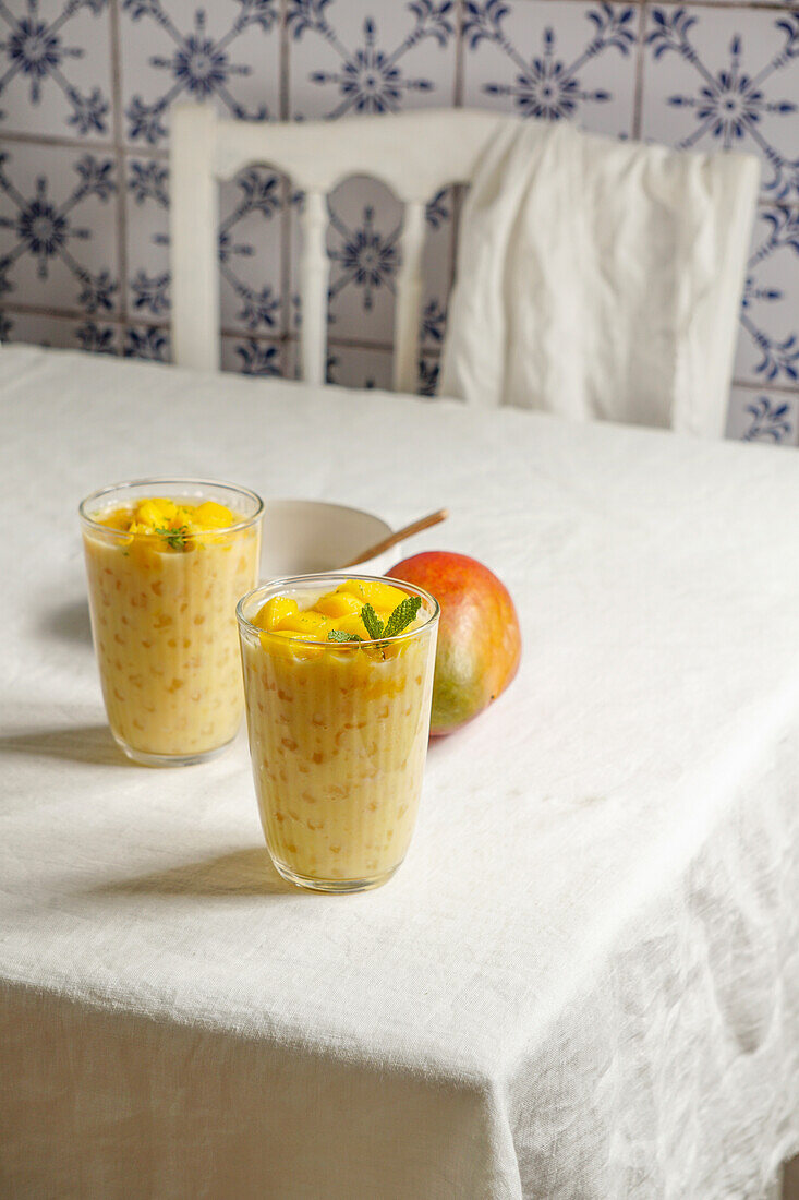 Thailändischer Tapioka-Pudding mit Kokosnuss und Mango