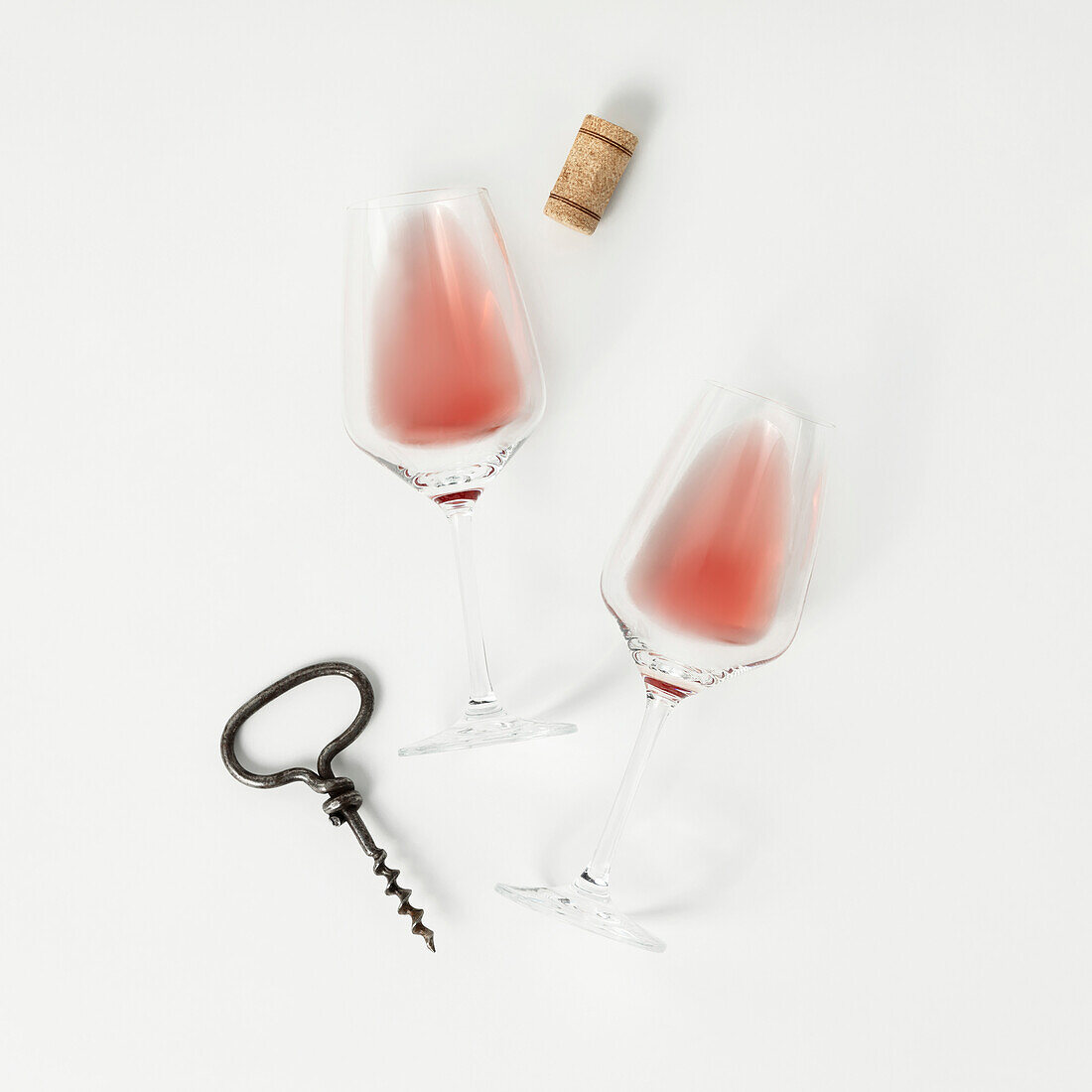 Roséwein in zwei Gläsern und Korkenzieher