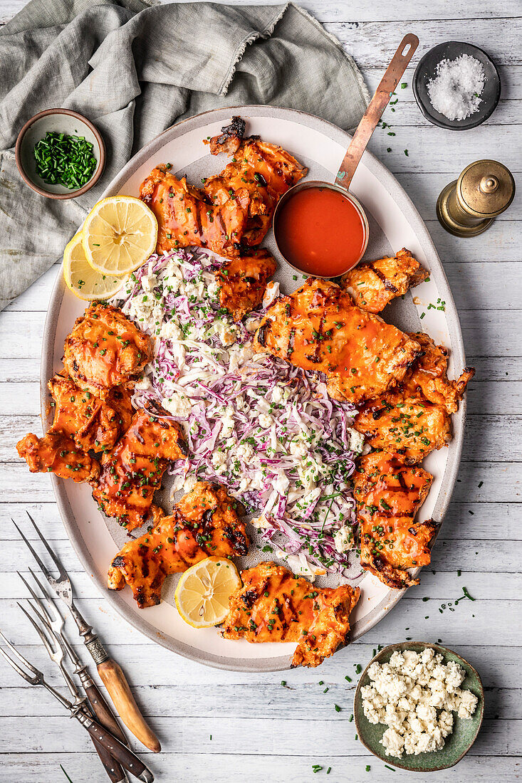 Gegrilltes Hähnchen mit würziger Soße und Krautsalat