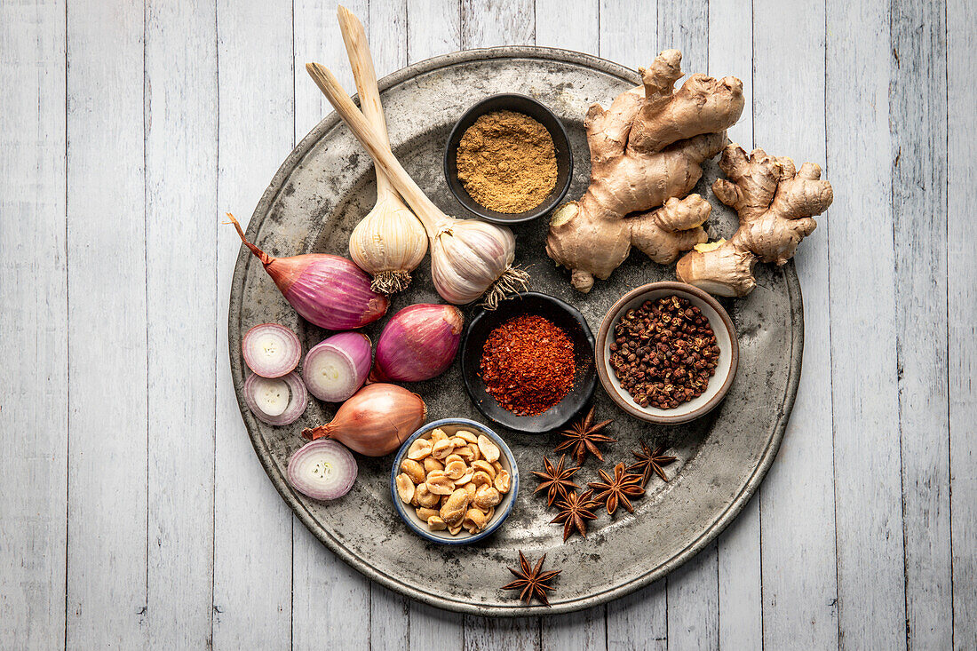 Gewürze für asiatische Gerichte - Knoblauch, Ingwer, Schalotte, Chili, Sternanis