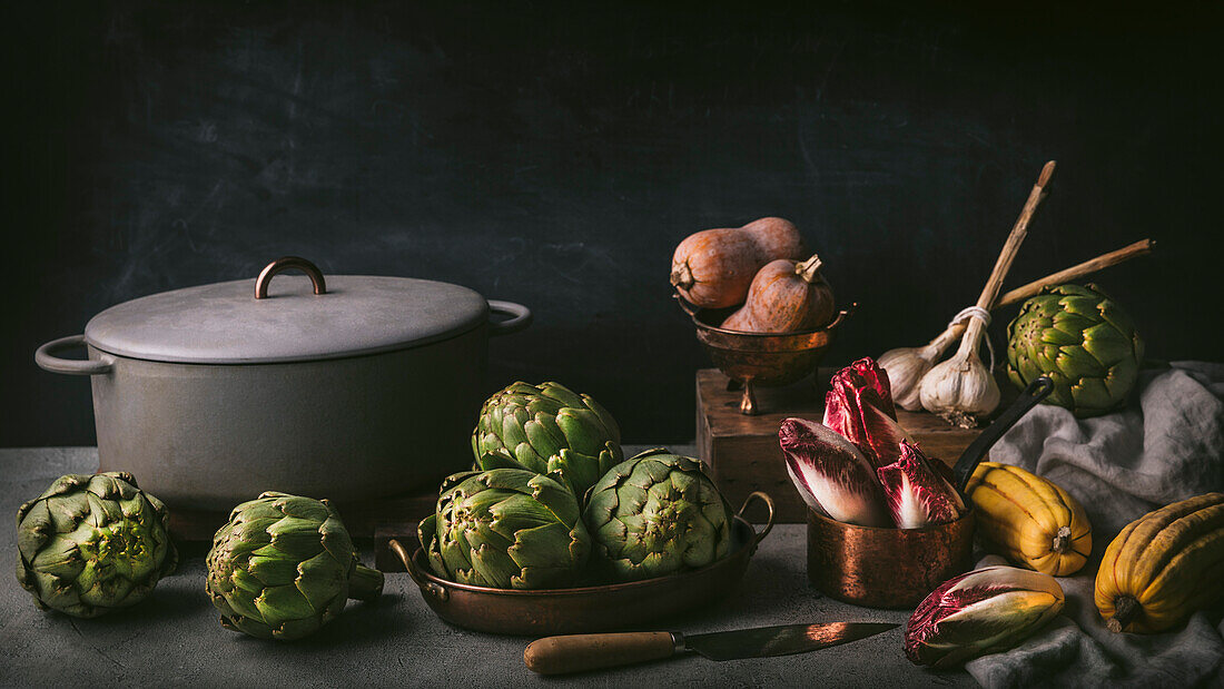 Stillleben mit Artischocken, Radicchio, Knoblauch und Winterkürbis