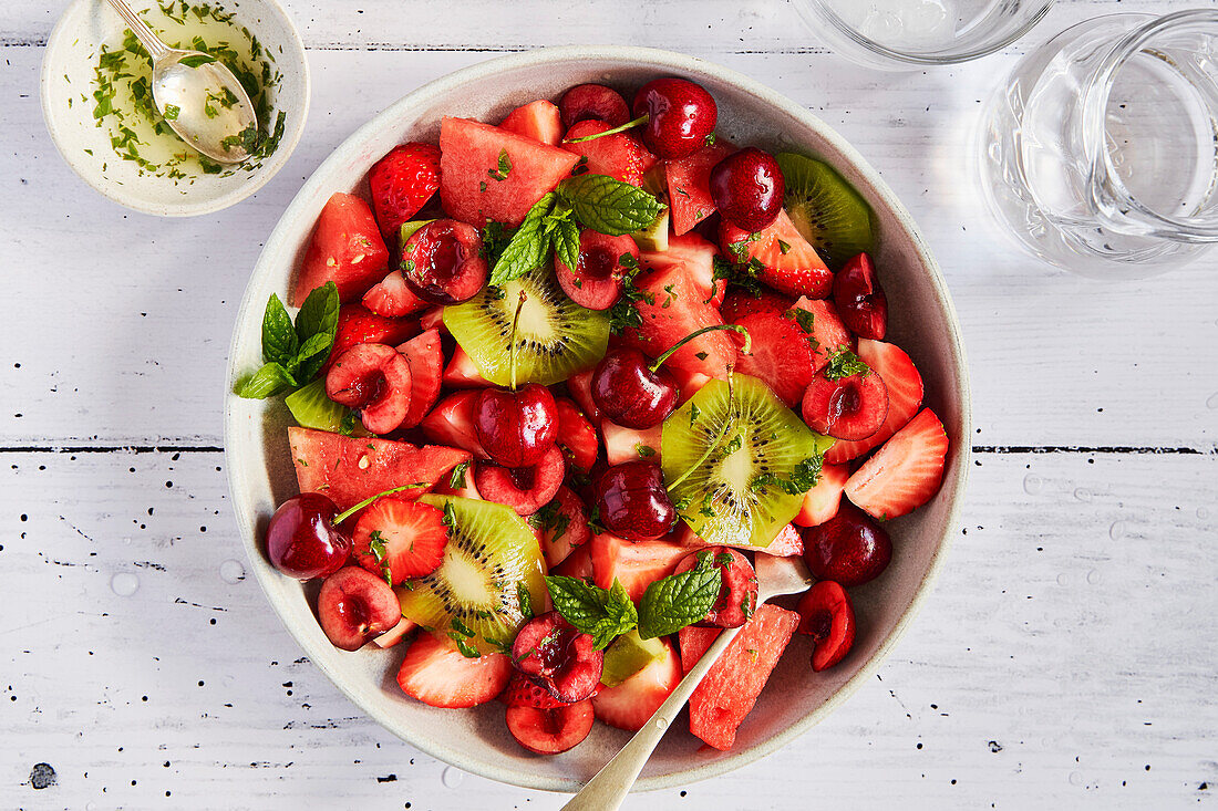 Salat aus roten Früchten und Kiwi