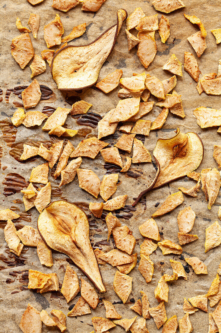 Oven-dried pear slices and pear pieces