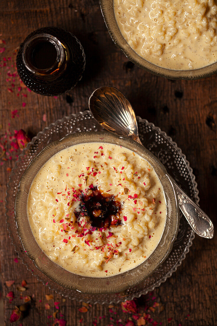 Milchreis mit Hagebuttensirup und zerdrückten Rosenblättern