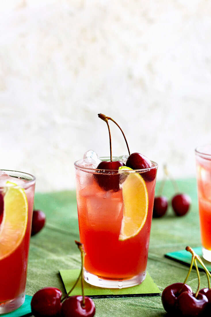 Cocktail 'Bing Cherry Presbyterian' mit Bourbon und Kirschen