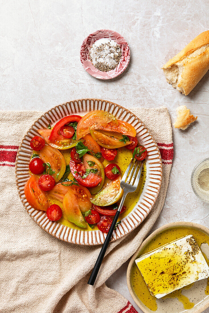 Tomatensalat und Feta-Käse mit Olivenöl