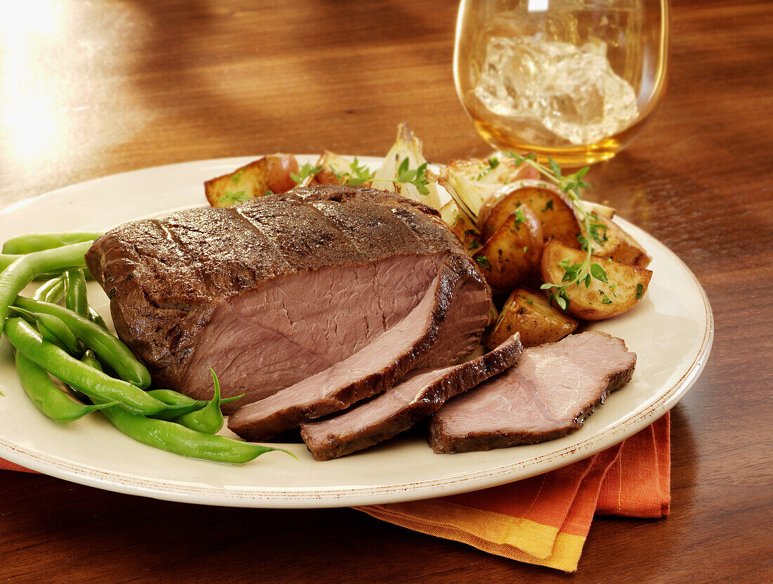 Roast beef with green beans and potatoes