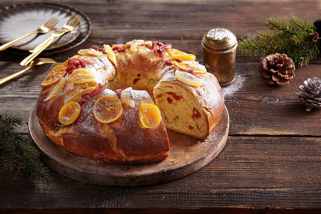 Portugiesischer Königskuchen mit kandierten Früchten (Bolo Rei)