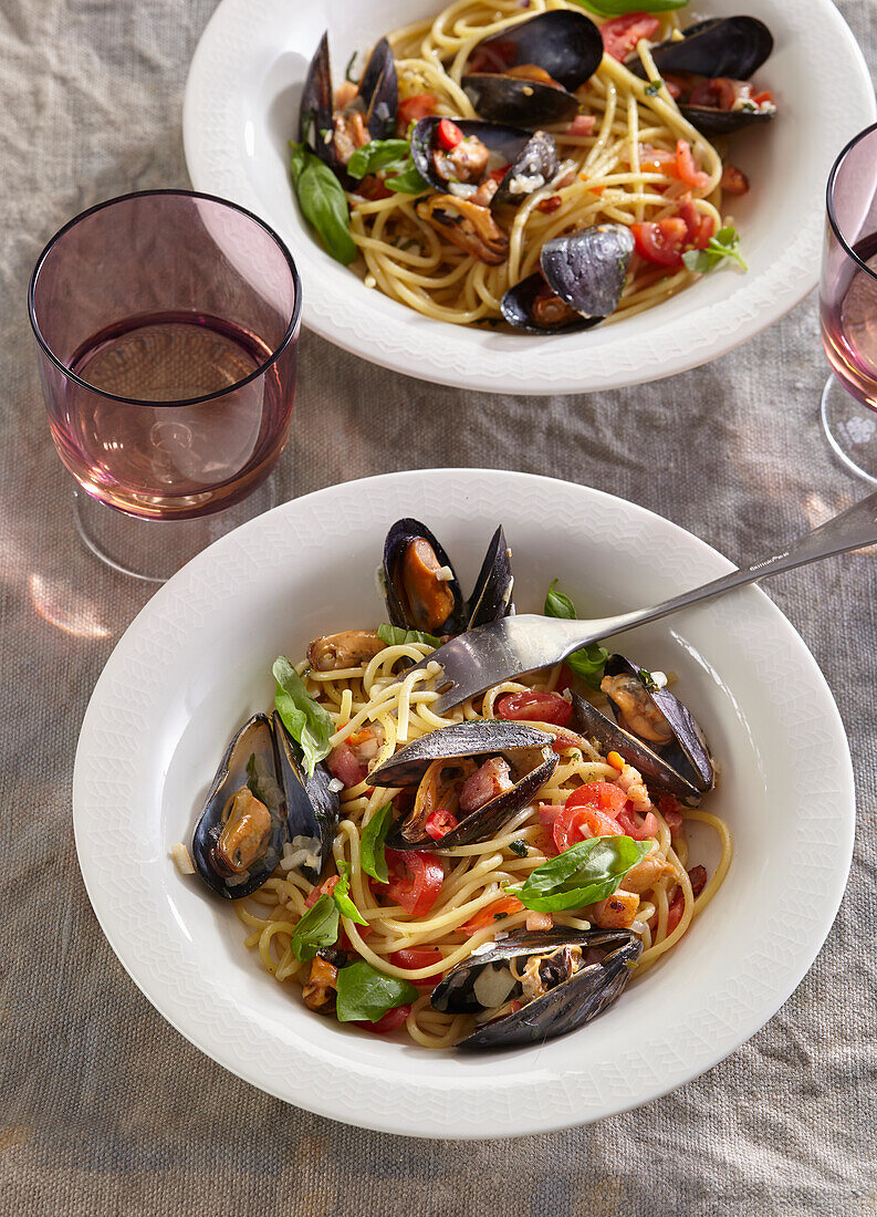 Spaghetti with mussels and bacon