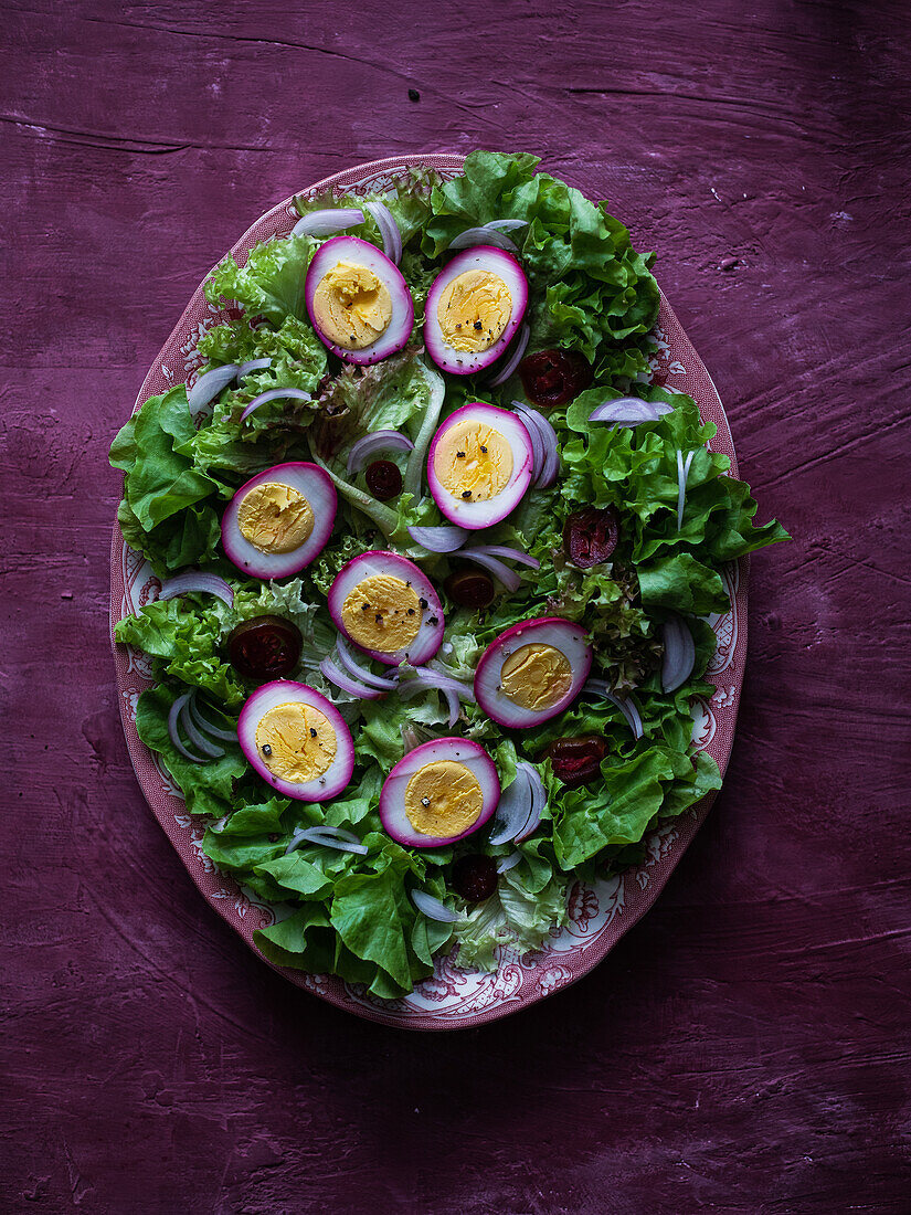 In Rote-Bete eingelegte Eier auf Salatblätter